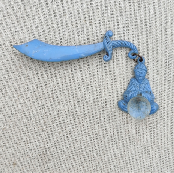 RARE and unique vintage blue.lucite samurai sword and man holding a quar… - Picture 3 of 14